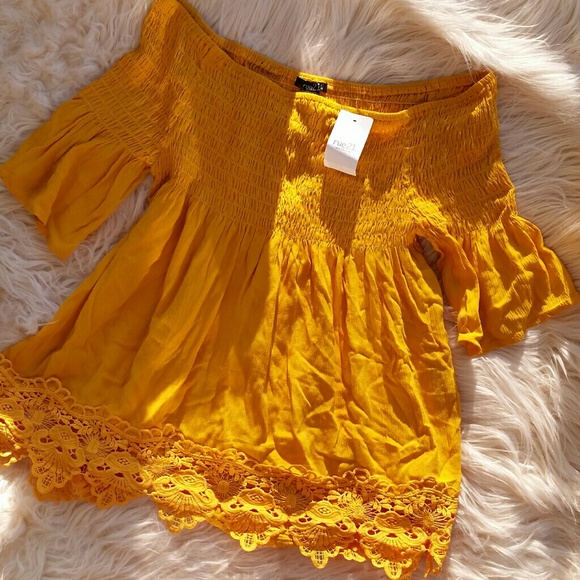 🆕OFF THE SHOULDER BLOUSE🆕 - Picture 3 of 4